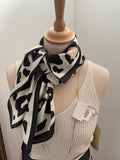 Foulard carré léopard blanc  image 0