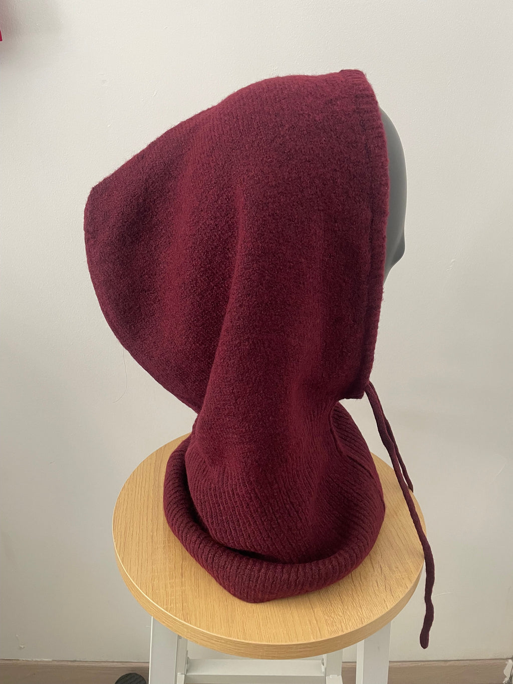 Cagoule bordeaux en maille portée sur un mannequin, vue de face