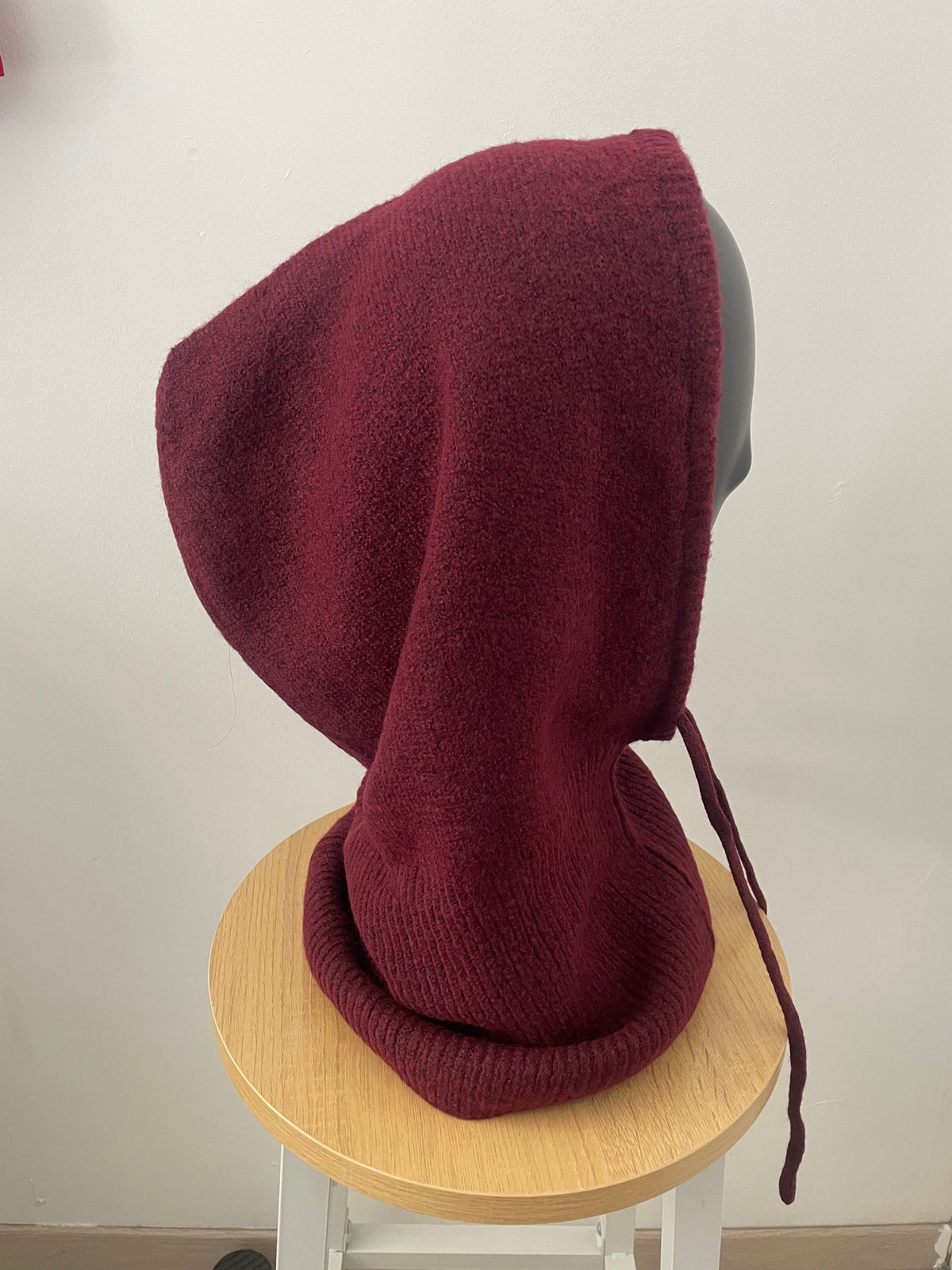 Cagoule bordeaux en maille portée sur un mannequin, vue de face