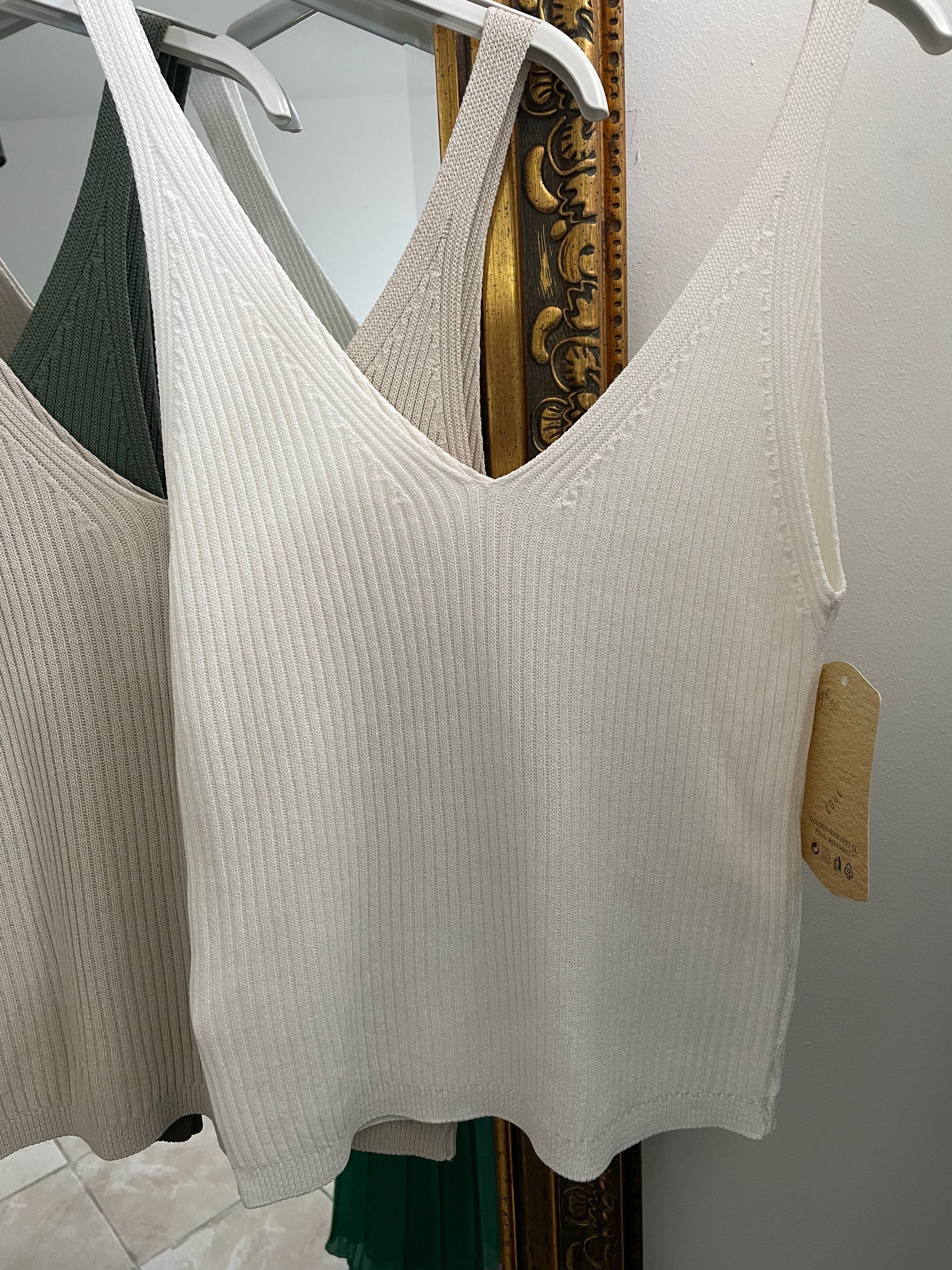 Top Cynthia  image 1