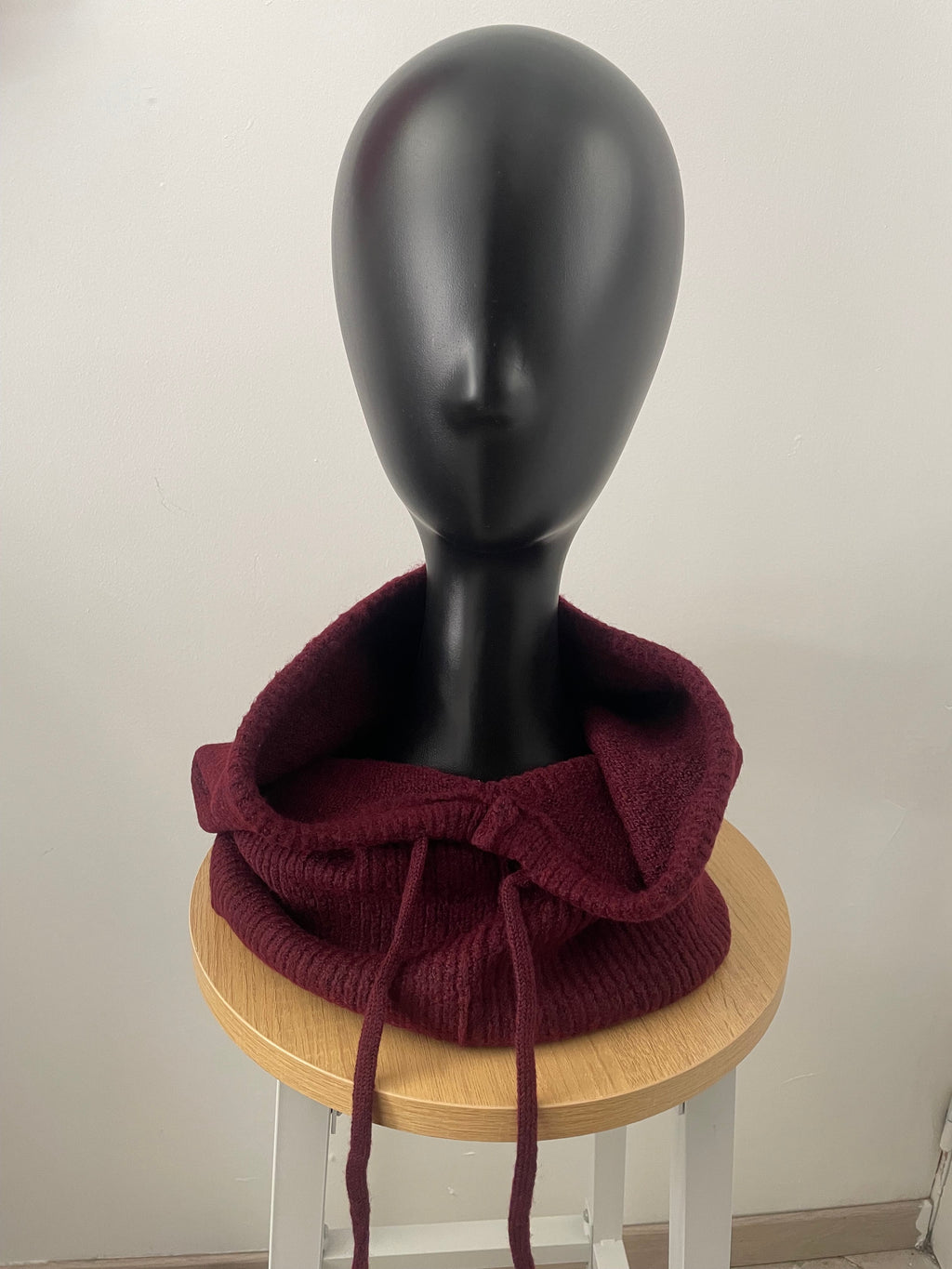 Cagoule bordeaux portée avec une casquette, suggestion de style tendance
