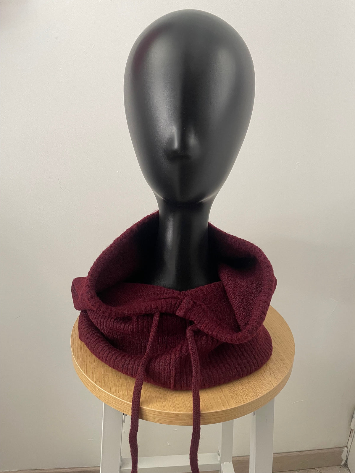 Cagoule bordeaux portée avec une casquette, suggestion de style tendance