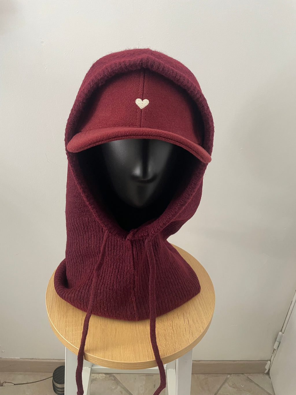Cagoule bordeaux à capuche en maille, vue de face sur mannequin