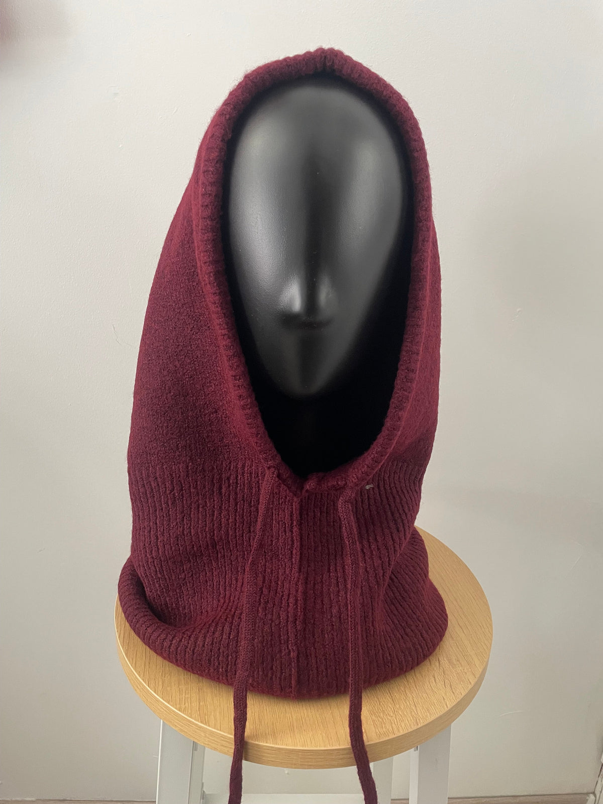 Cagoule bordeaux en maille, vue de dos